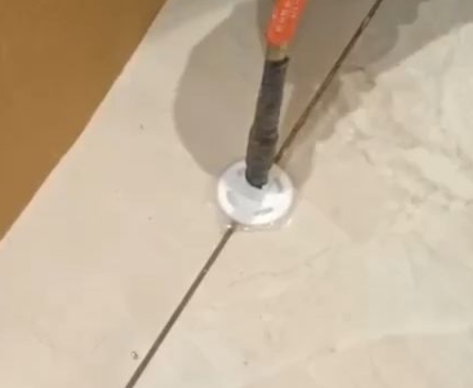 旬邑瓷砖空鼓维修公司专业解答瓷砖在铺贴过程中，如果没有涂抹均匀到位的粘结材料（如水泥砂浆或瓷砖胶），可能会导致以下问题