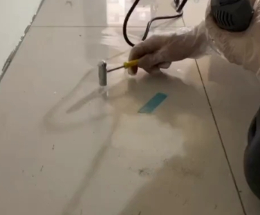 旬邑瓷砖开裂维修公司专业分享瓷砖在铺贴前如果没有沥干水分，将会导致以下问题